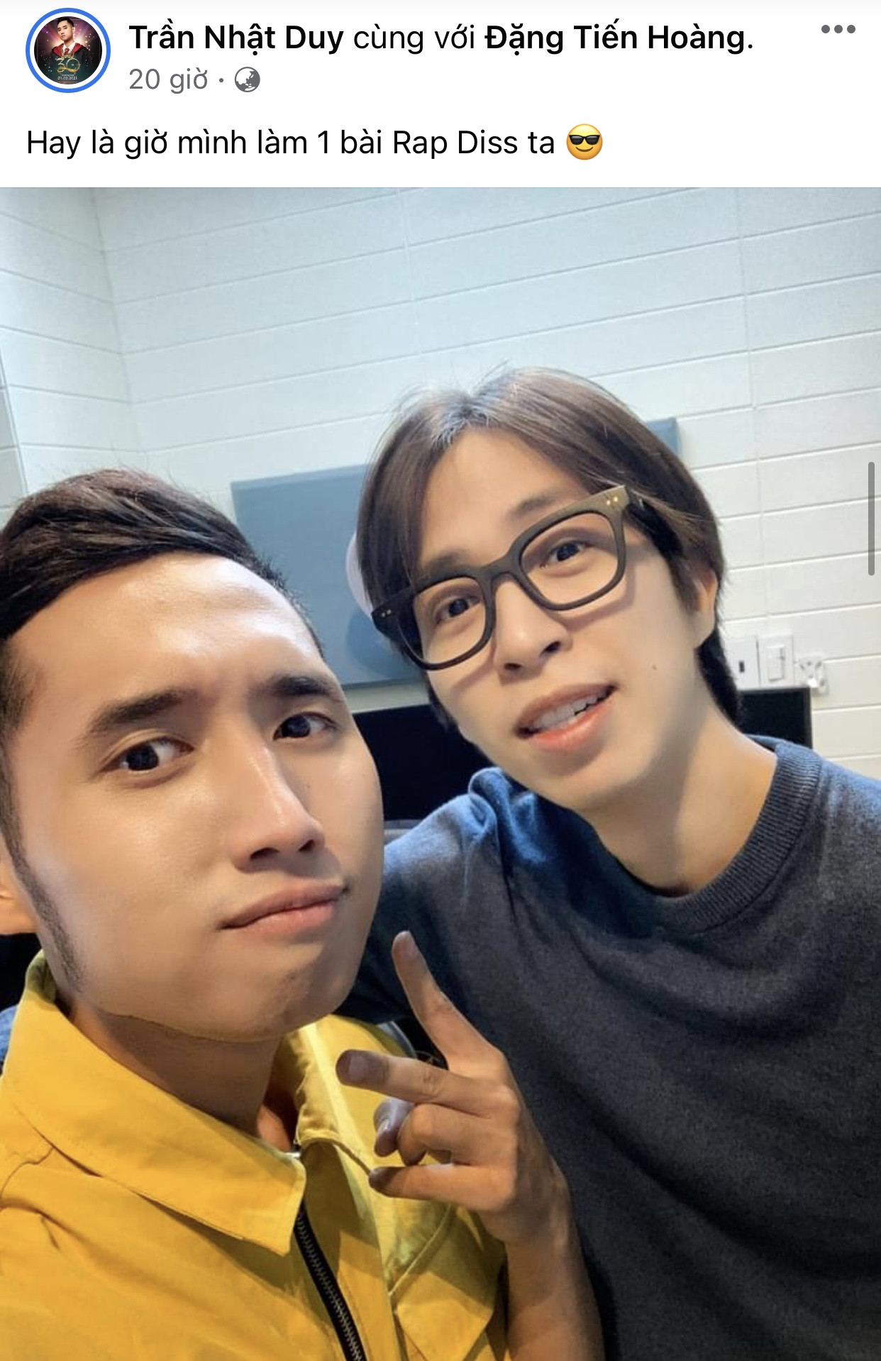 Bài viết gây chú ý của Duy Andy, nhất là khi anh lại chụp ảnh cùng ViruSs. Trước nghi vấn Duy Andy là rapper được ViruSs nhờ vả "diss" Bình Gold, Karik khuyên: “Bỏ nhé!” ảnh 1