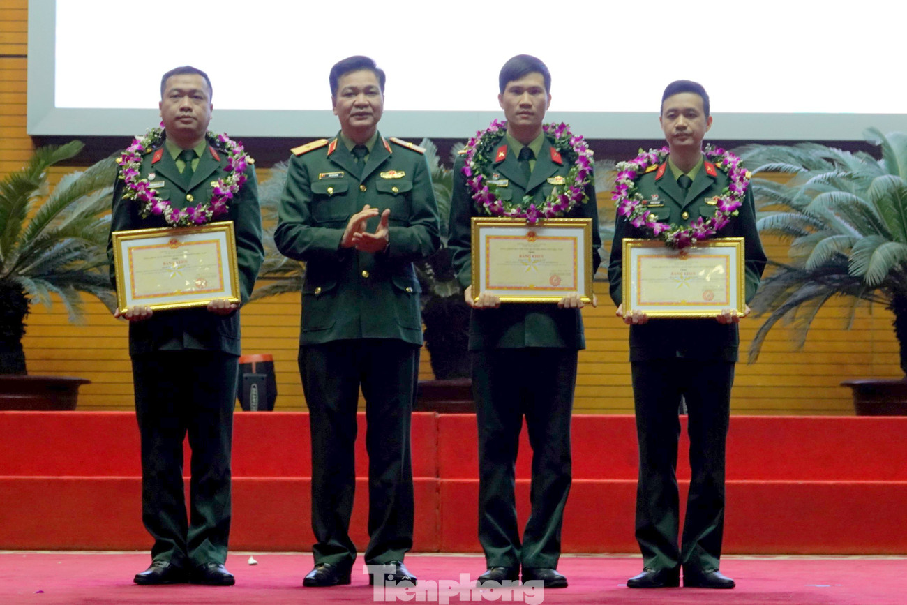 Thiếu tướng Chu Văn Đoàn, Chủ nhiệm Chính trị BTTM trao Bằng khen cho các cá nhân đạt Giải thưởng Tuổi trẻ sáng tạo toàn quân năm 2019 Tuổi trẻ Bộ Tổng tham mưu đem vinh quang về cho đất nước ảnh 2
