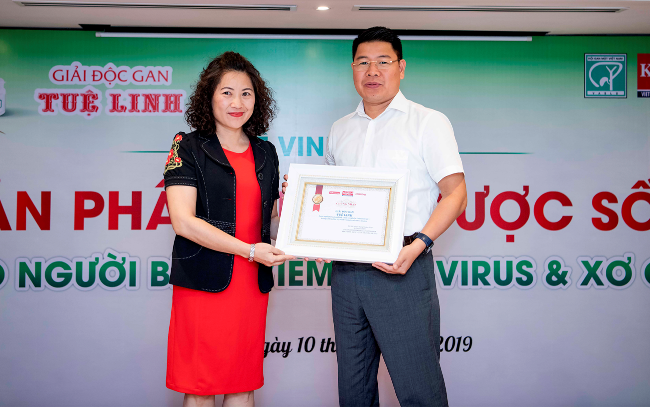 Bà Nguyễn Ngọc Diệp – PTBT Tạp chí Tiêu và Dùng (Thời báo Kinh tế Việt Nam) trao giải Sản phẩm thảo dược số 1 cho người viêm gan virus, xơ gan cho đại diện công ty Tuệ Linh Giải độc gan Tuệ Linh – 10 năm trao tâm huyết, đón nhận triệu niềm tin ảnh 1