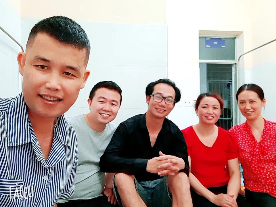 Hình ảnh Hiệp Gà và một số người bạn trong bệnh viện. Hiệp Gà bất ngờ nhập viện ảnh 2
