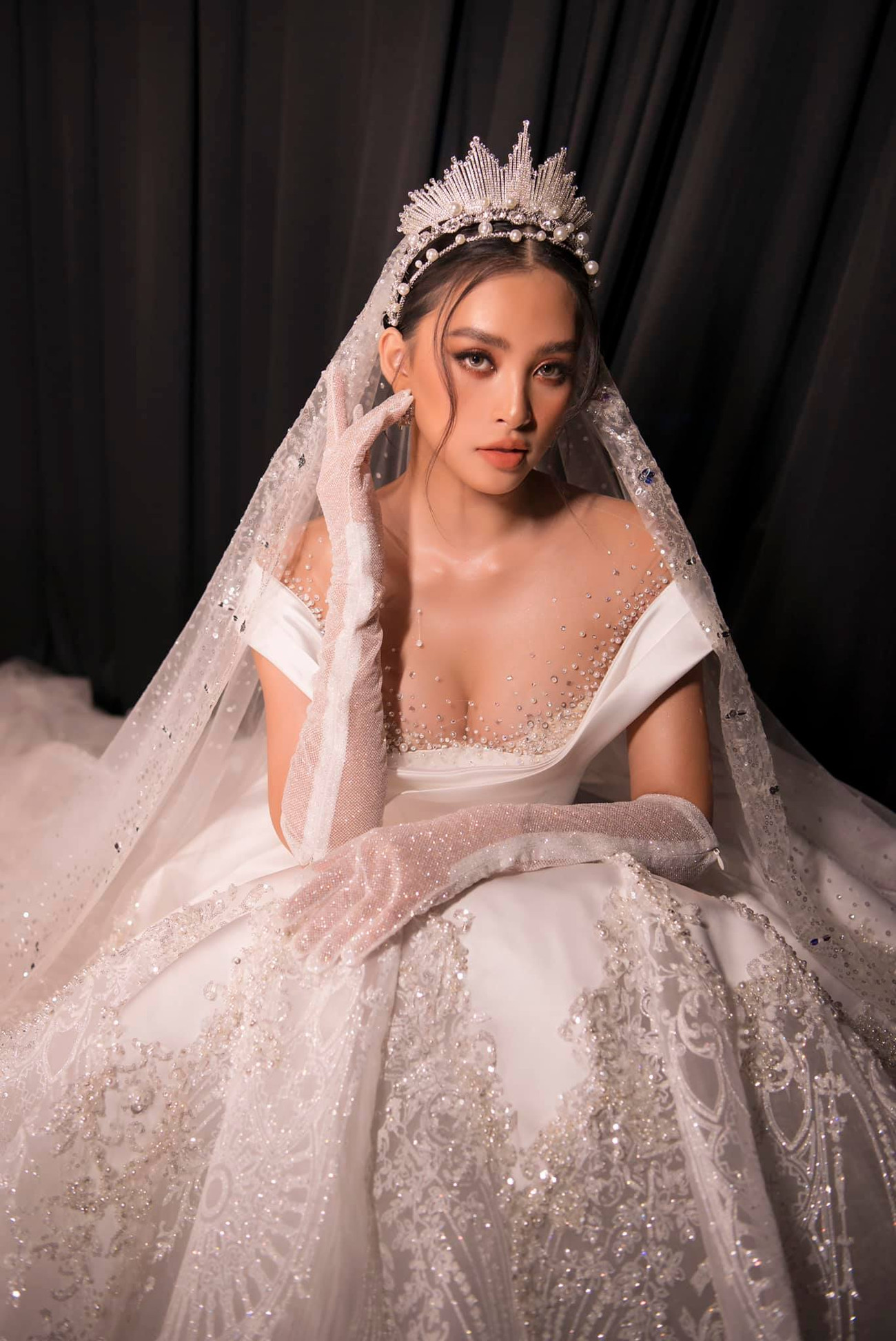 Hoa hậu Tiểu Vy mặc váy cô dâu khoe thềm ngực quyến rũ ảnh 3