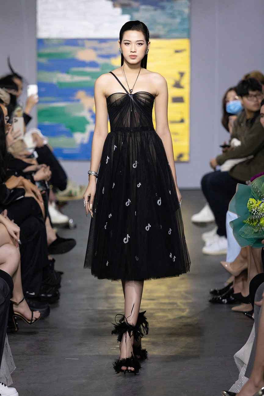 Top 3 Hoa hậu Việt Nam 2020 liên tục toả sáng trên sàn catwalk sau 1 tháng đăng quang ảnh 17