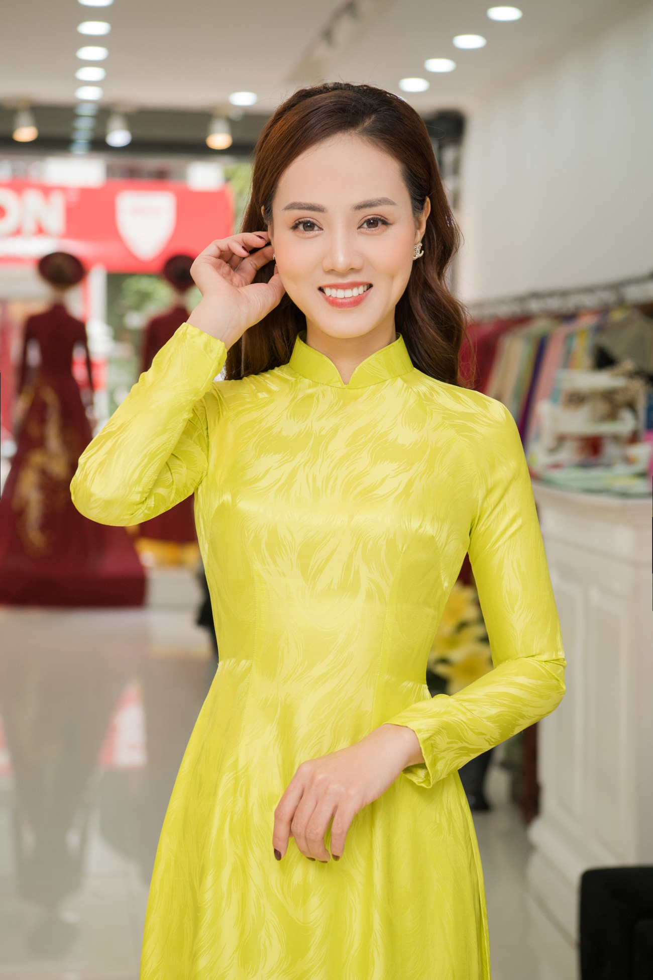 Bạn gái NSND Công Lý xinh đẹp hút hồn khi đi thử áo dài cưới ngay trước hôn lễ ảnh 3