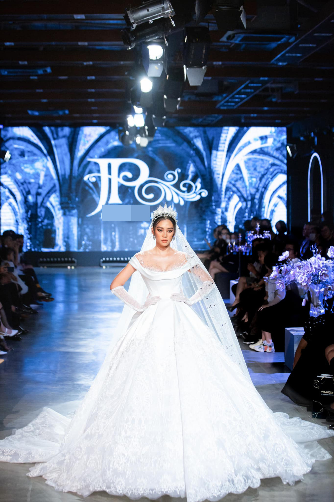 Hoa hậu Tiểu Vy mặc váy cô dâu khoe thềm ngực quyến rũ ảnh 1