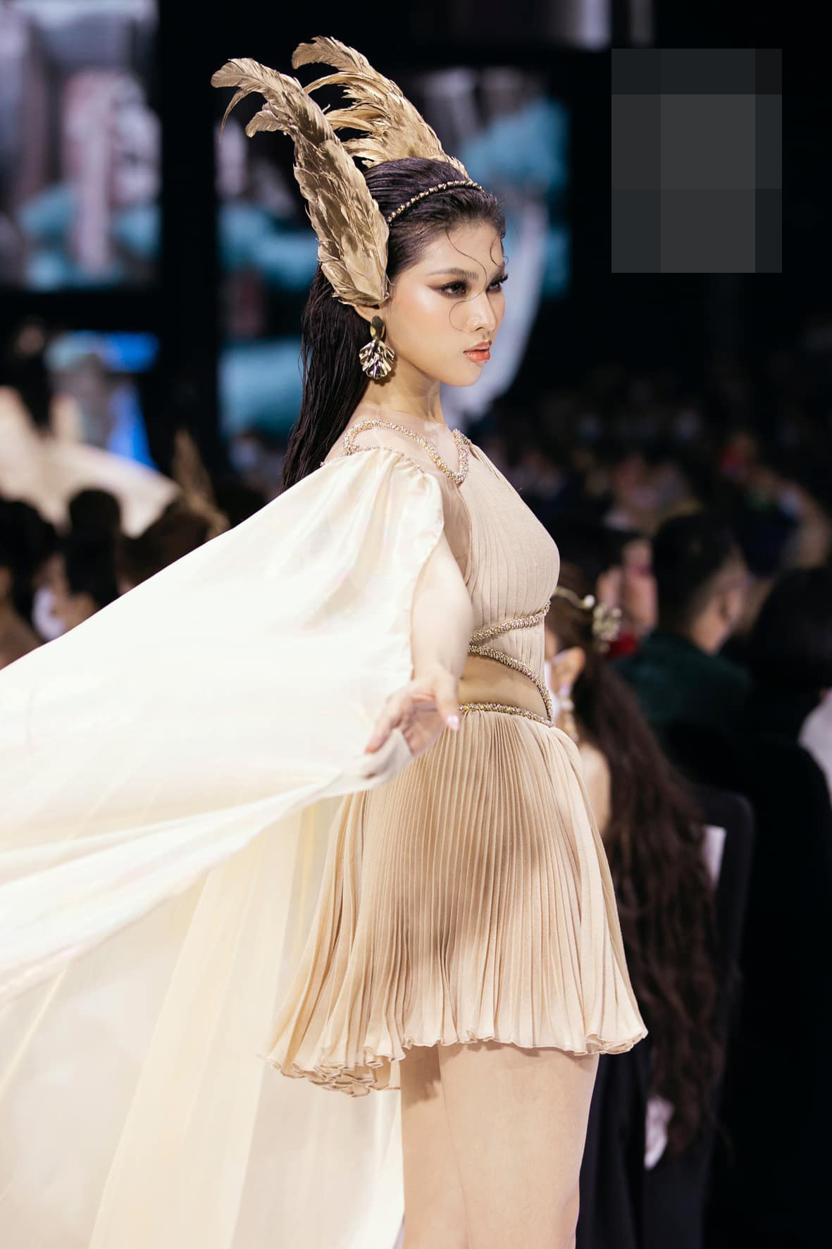 Top 3 Hoa hậu Việt Nam 2020 liên tục toả sáng trên sàn catwalk sau 1 tháng đăng quang ảnh 6