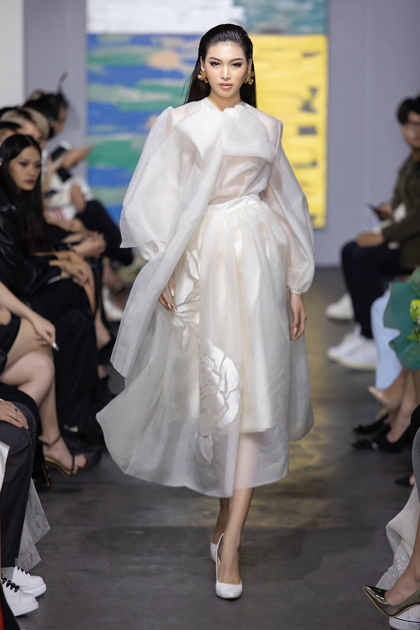 Top 3 Hoa hậu Việt Nam 2020 liên tục toả sáng trên sàn catwalk sau 1 tháng đăng quang ảnh 19