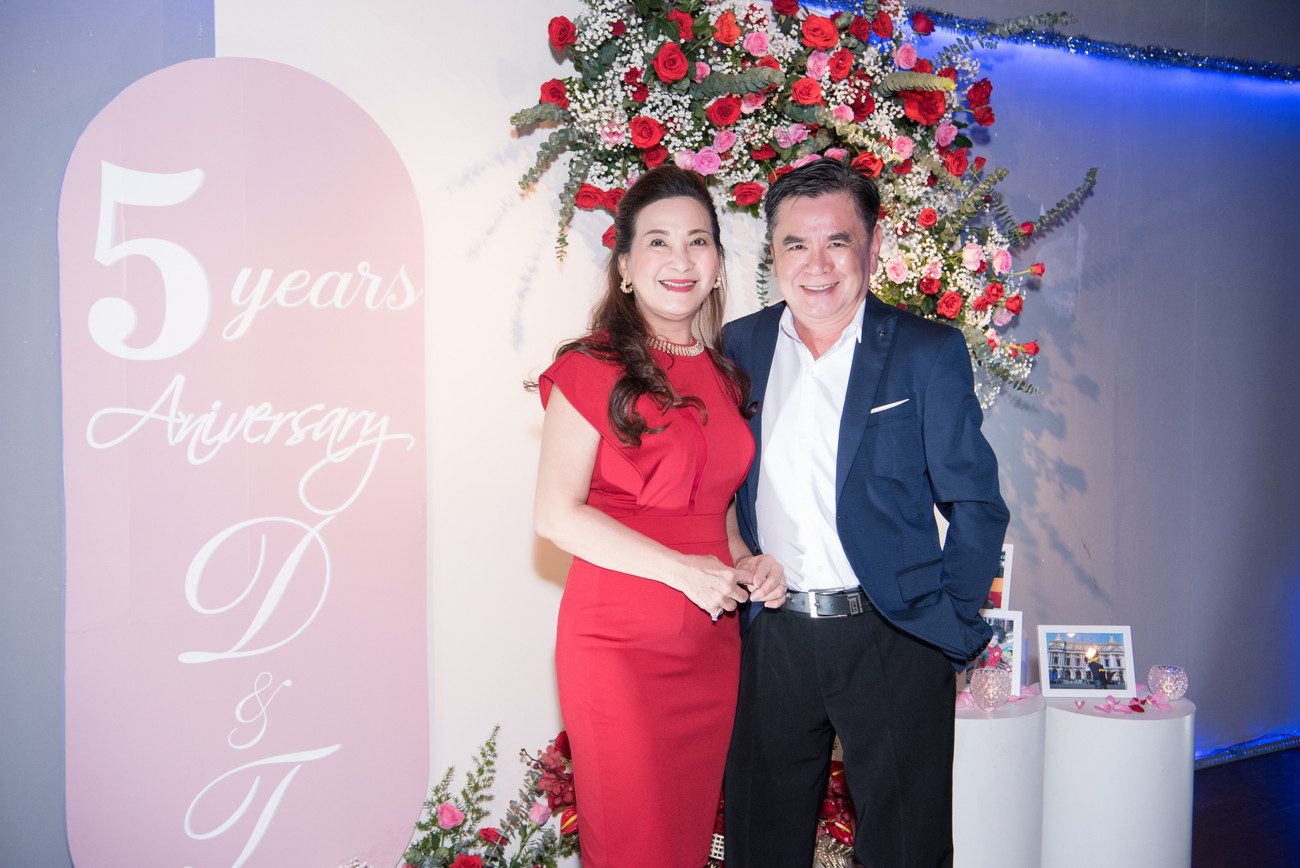 Dàn Hoa, Á hậu diện sắc đỏ nóng bỏng dự tiệc kỷ niệm 5 năm ngày cưới Á hậu Diễm Trang ảnh 2