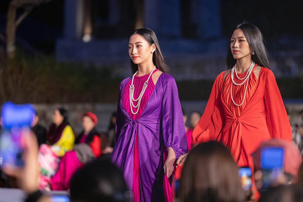 Top 3 Hoa hậu Việt Nam 2020 liên tục toả sáng trên sàn catwalk sau 1 tháng đăng quang ảnh 15