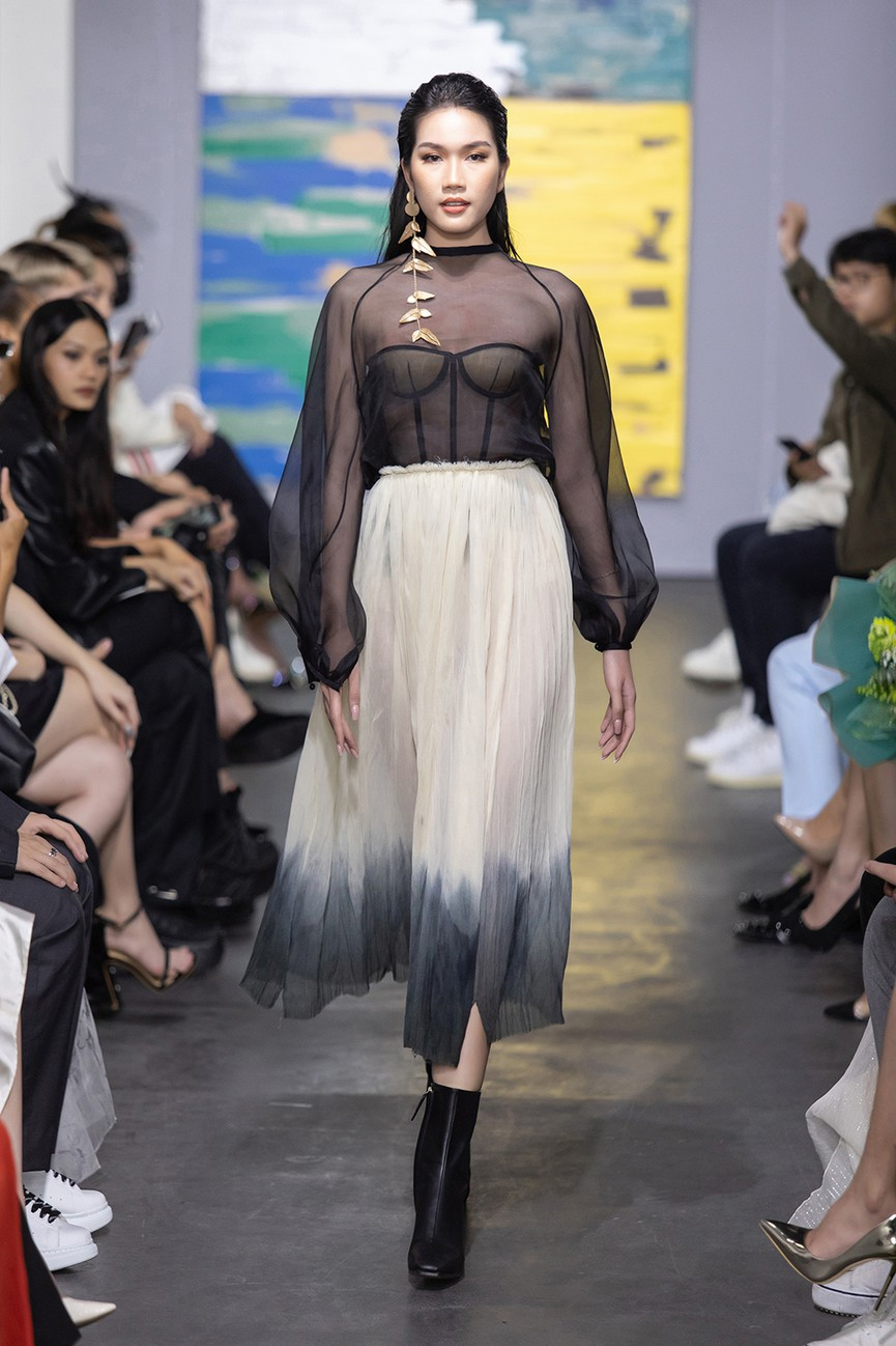 Top 3 Hoa hậu Việt Nam 2020 liên tục toả sáng trên sàn catwalk sau 1 tháng đăng quang ảnh 18