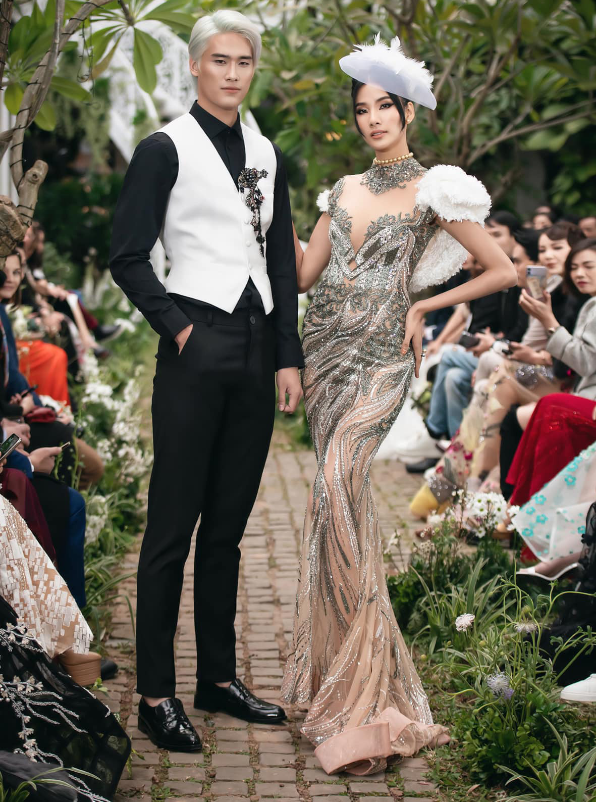 Tiểu Vy, Lương Thuỳ Linh diện váy cắt xẻ táo bạo khoe đường cong đẹp mắt ảnh 11