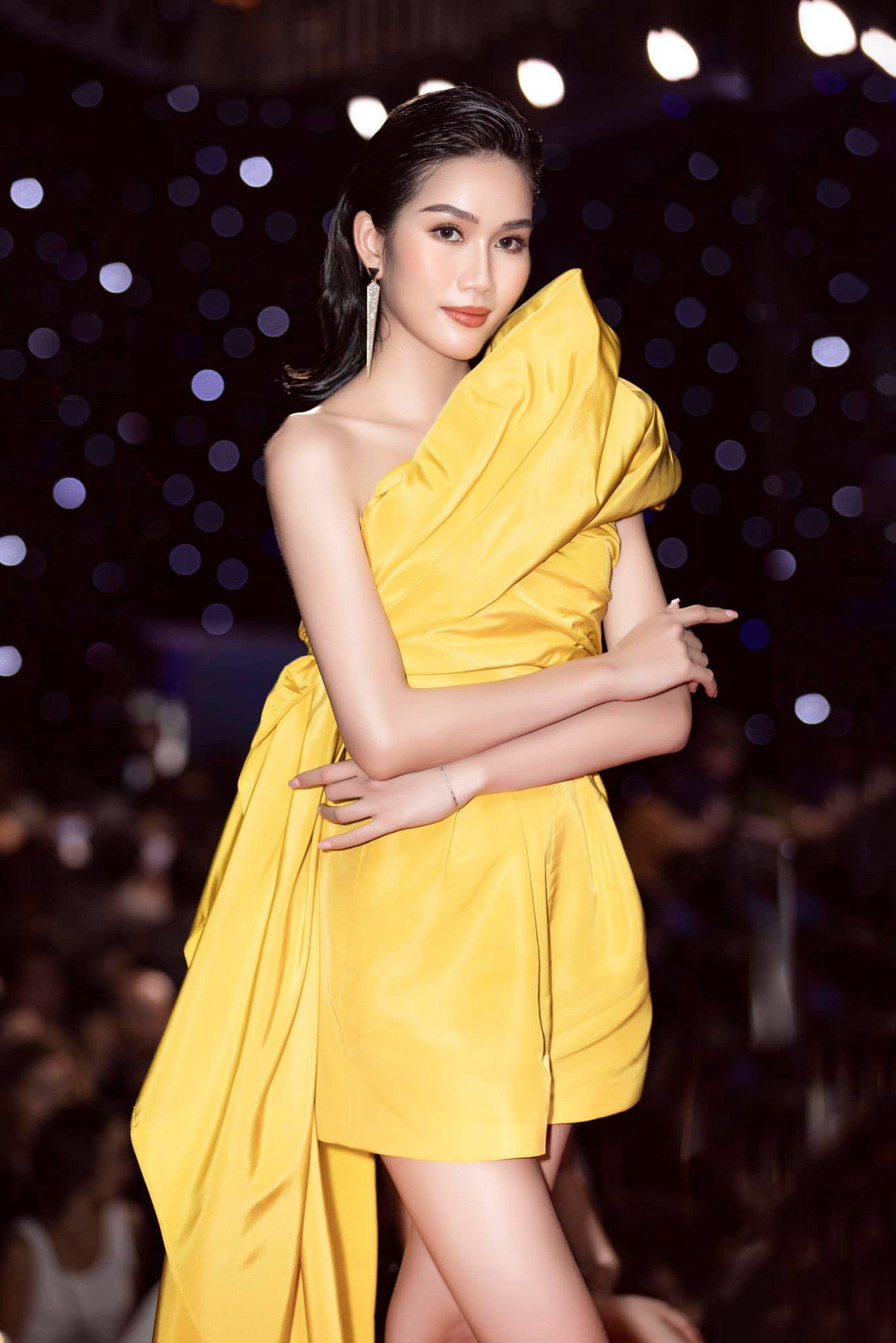 Top 3 Hoa hậu Việt Nam 2020 liên tục toả sáng trên sàn catwalk sau 1 tháng đăng quang ảnh 9