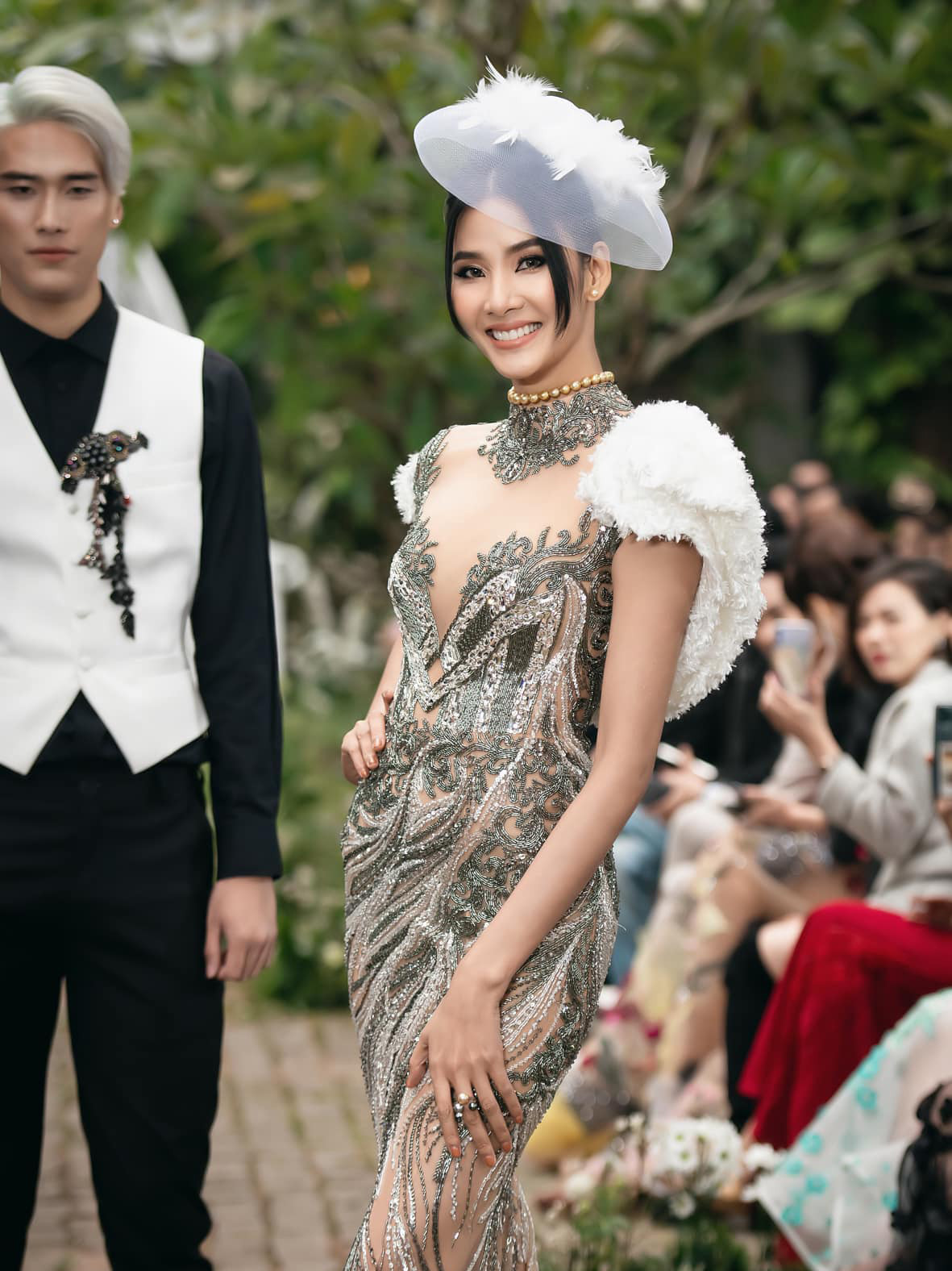 Tiểu Vy, Lương Thuỳ Linh diện váy cắt xẻ táo bạo khoe đường cong đẹp mắt ảnh 10