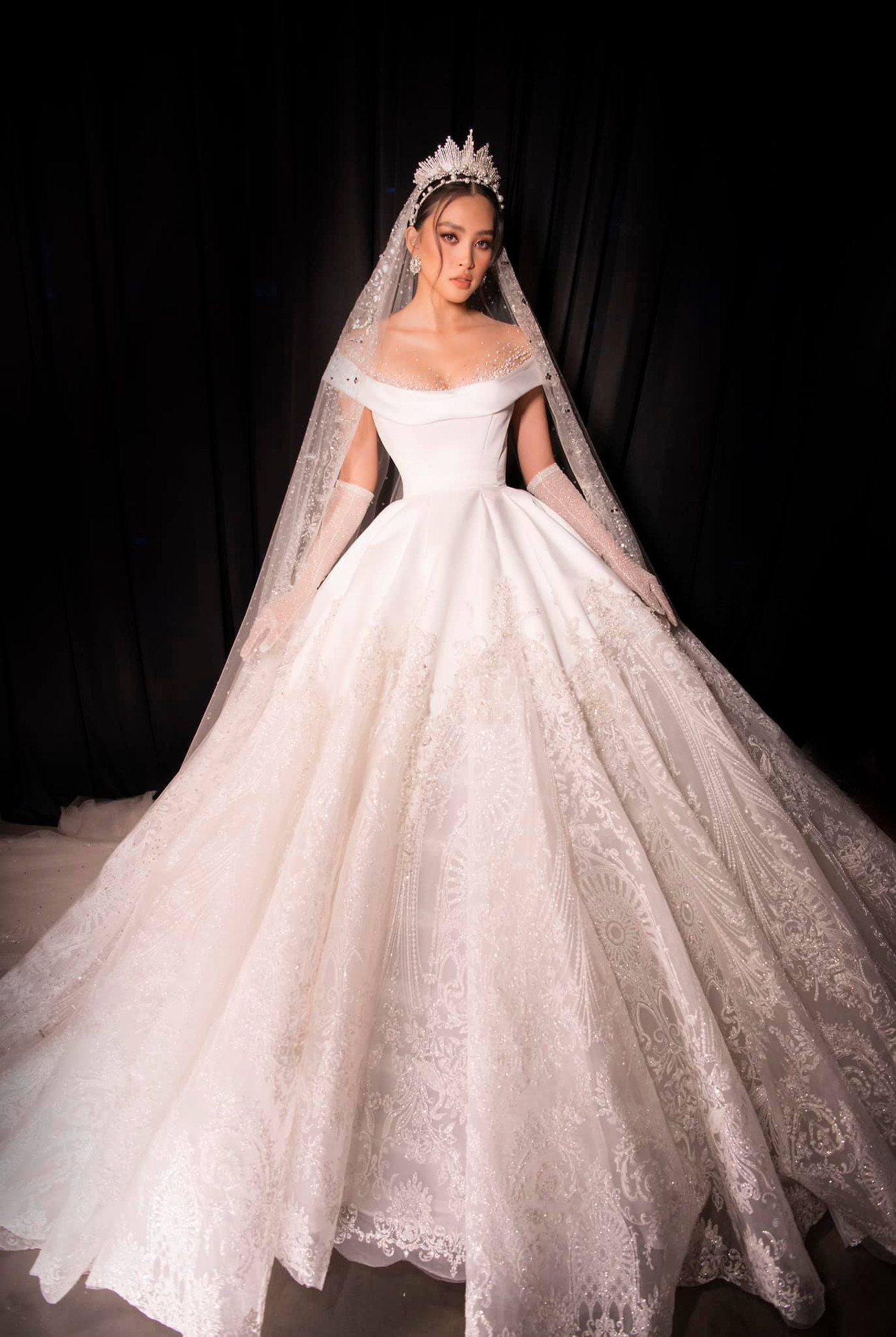 Hoa hậu Tiểu Vy mặc váy cô dâu khoe thềm ngực quyến rũ ảnh 2