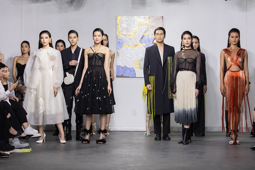 Top 3 Hoa hậu Việt Nam 2020 liên tục toả sáng trên sàn catwalk sau 1 tháng đăng quang ảnh 16