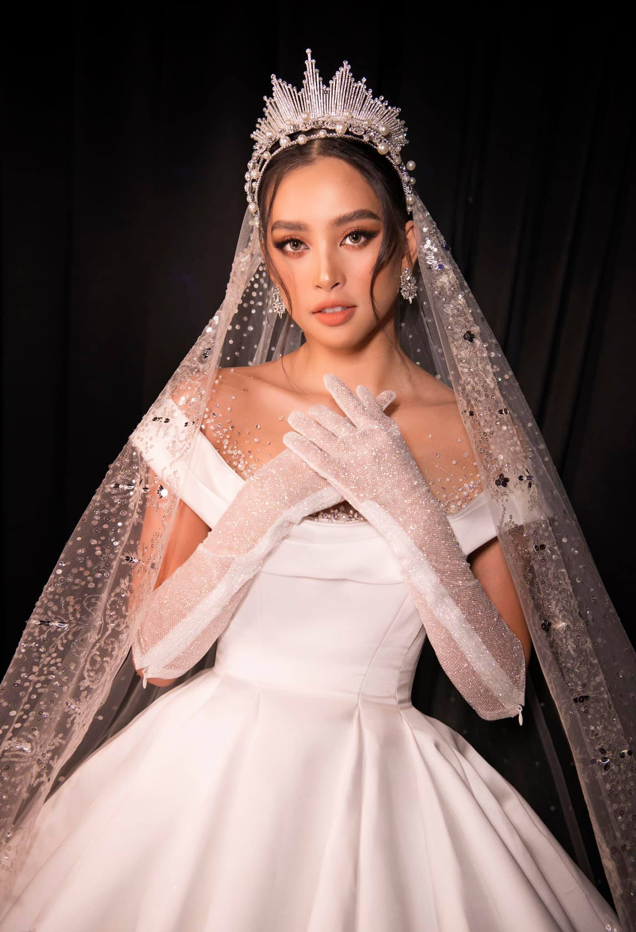 Hoa hậu Tiểu Vy mặc váy cô dâu khoe thềm ngực quyến rũ ảnh 4