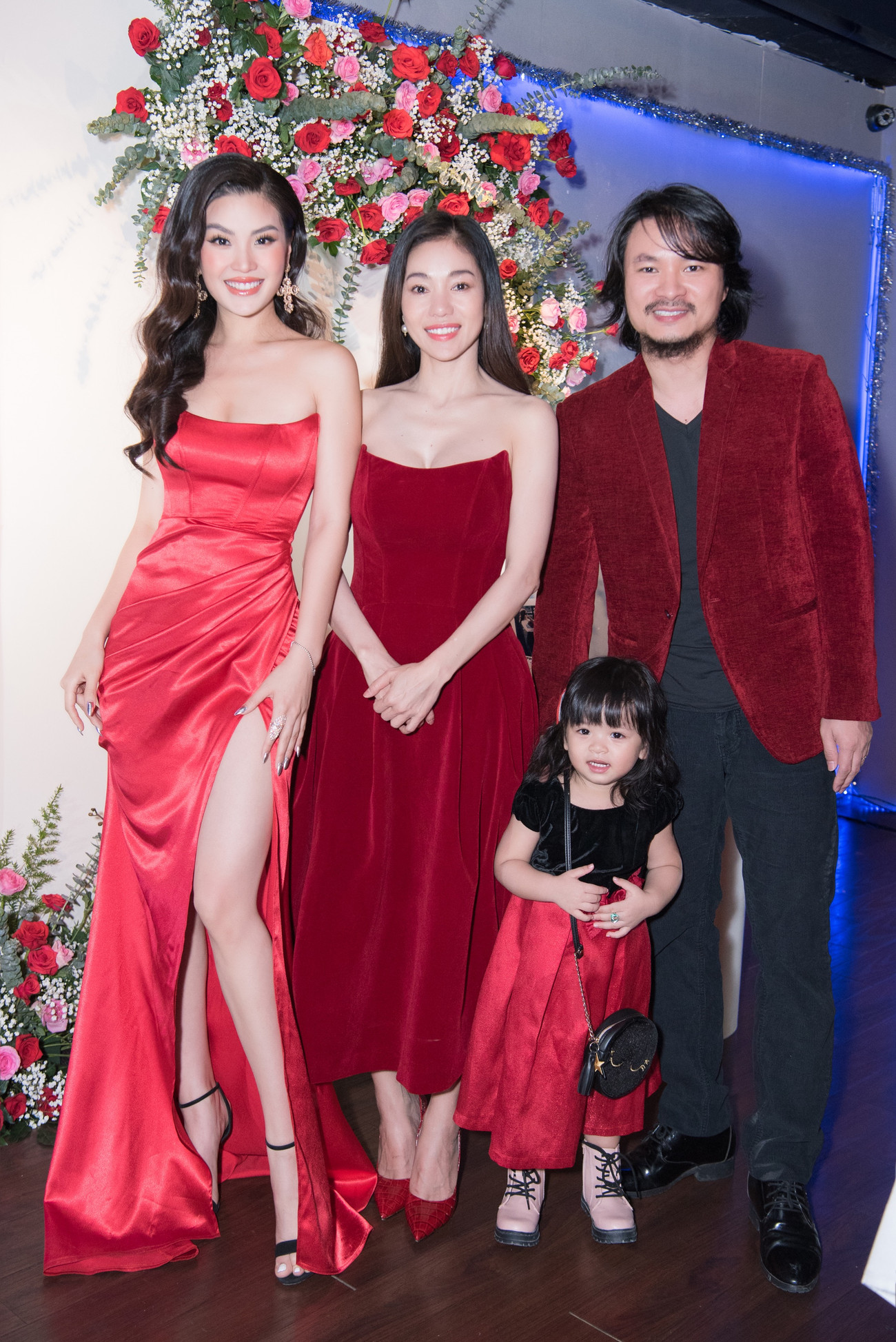 Dàn Hoa, Á hậu diện sắc đỏ nóng bỏng dự tiệc kỷ niệm 5 năm ngày cưới Á hậu Diễm Trang ảnh 9