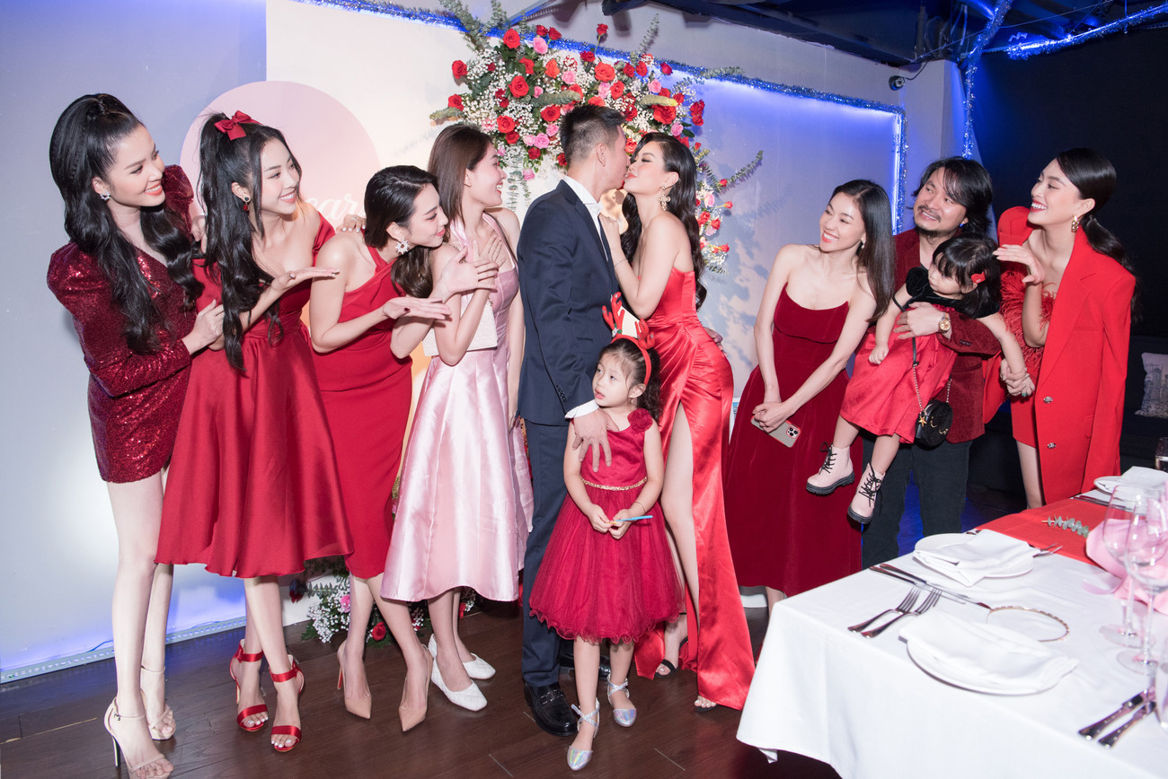 Dàn Hoa, Á hậu diện sắc đỏ nóng bỏng dự tiệc kỷ niệm 5 năm ngày cưới Á hậu Diễm Trang ảnh 5