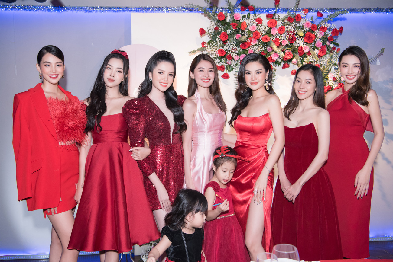 Dàn Hoa, Á hậu diện sắc đỏ nóng bỏng dự tiệc kỷ niệm 5 năm ngày cưới Á hậu Diễm Trang ảnh 4