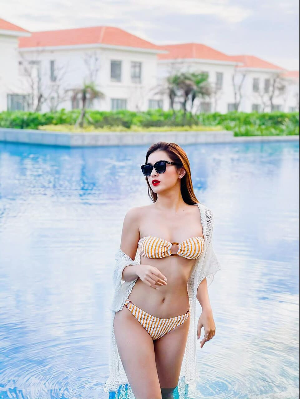 Hoa hậu Tiểu Vy mặc váy cô dâu khoe thềm ngực quyến rũ ảnh 9