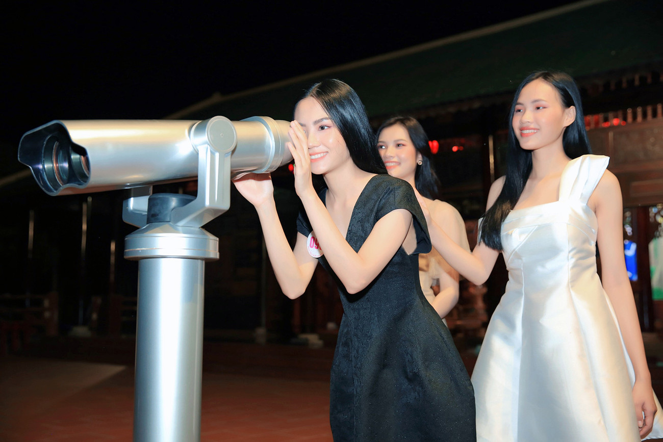 Người đẹp HHVN 2020 khoe sắc giữa vẻ đẹp lung linh về đêm của khu du lịch Hồ Mây ảnh 8