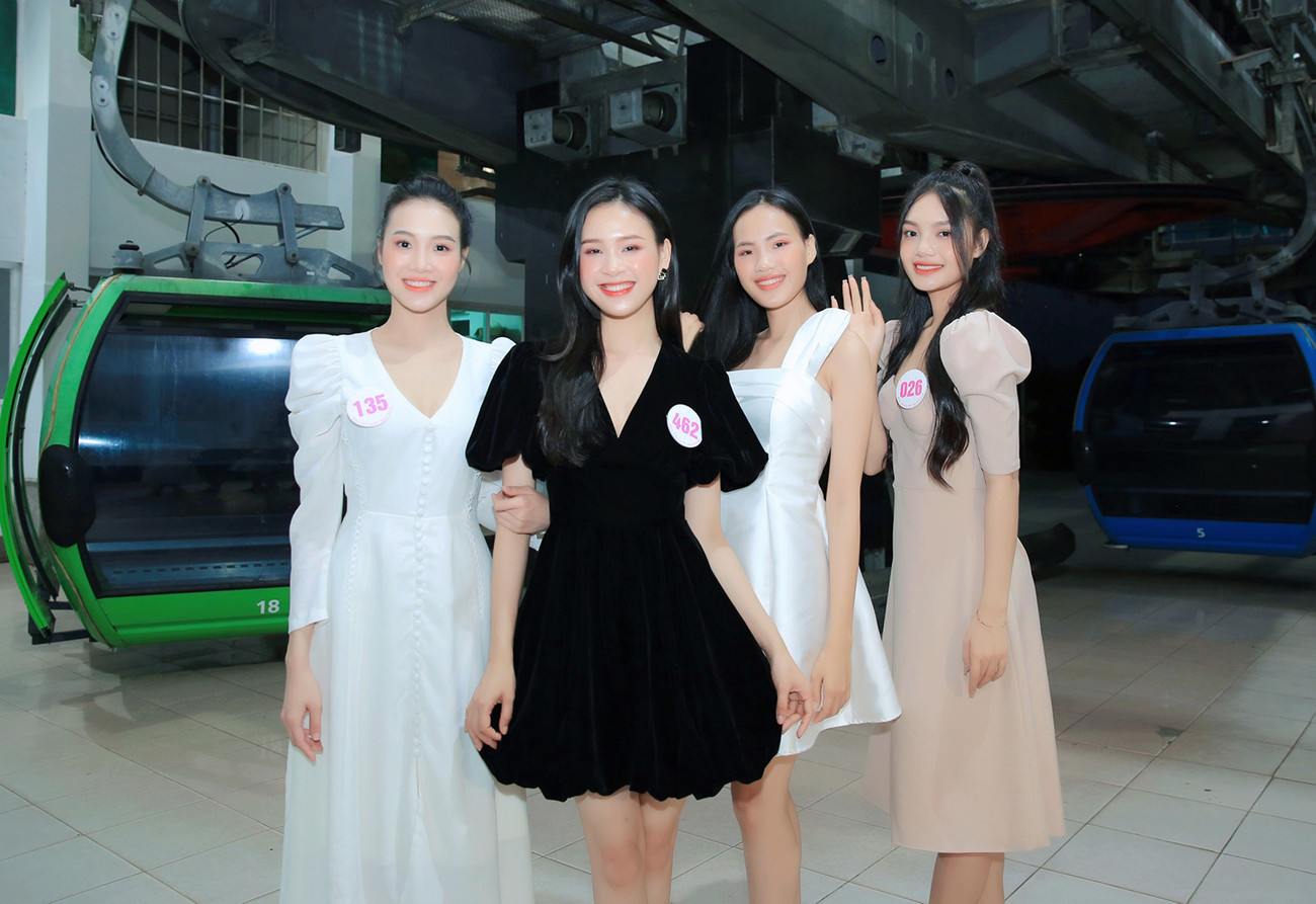 Người đẹp HHVN 2020 khoe sắc giữa vẻ đẹp lung linh về đêm của khu du lịch Hồ Mây ảnh 1