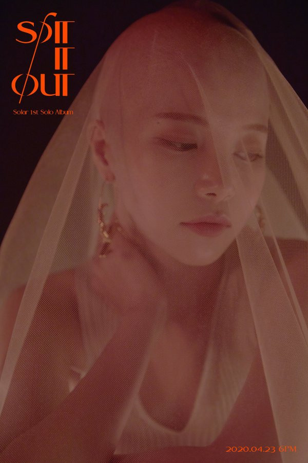 Solar trong tạo hình trọc đầu. Hết cạo trọc đầu lại mặc váy nhựa trong suốt, Solar (Mamamoo) khiến khán giả ngán ngẩm ảnh 2