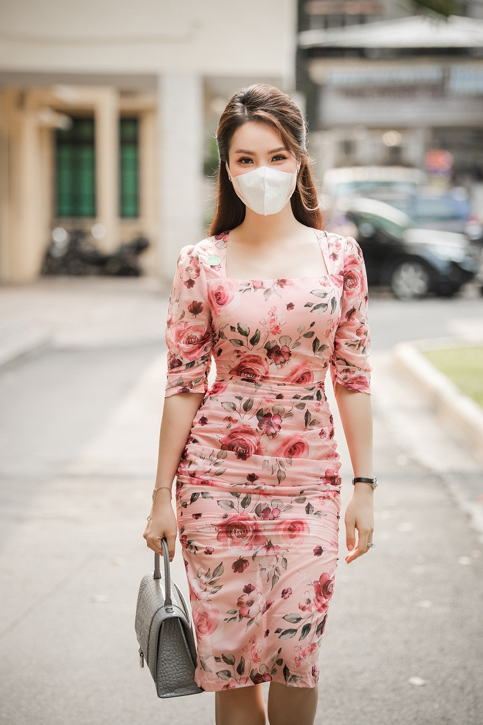 Bà mẹ một con khoe vóc dáng trong mẫu váy thanh lịch Á hậu Thụy Vân không quên đeo khẩu trang khi làm đại sứ phòng bệnh lao ảnh 2