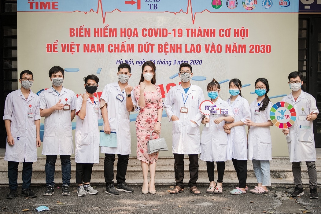 Thụy Vân chụp ảnh lưu niệm cùng các bác sĩ phòng chống bệnh lao Á hậu Thụy Vân không quên đeo khẩu trang khi làm đại sứ phòng bệnh lao ảnh 3