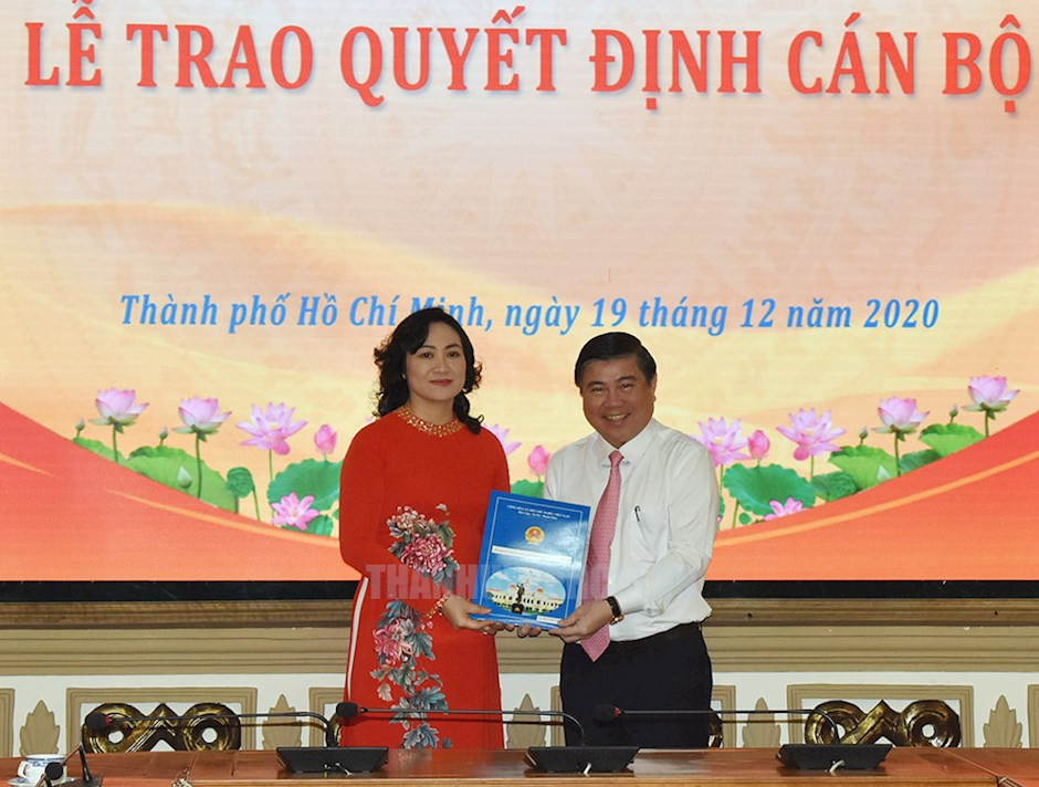 Chủ tịch UBND TPHCM Nguyễn Thành Phong trao quyết định của Thủ tướng Chính phủ cho bà Phan Thị Thắng, Phó Chủ tịch UBND TPHCM. Ảnh: Thành ủy TPHCM Triển khai quyết định của Thủ tướng về nhân sự lãnh đạo chủ chốt TPHCM ảnh 1