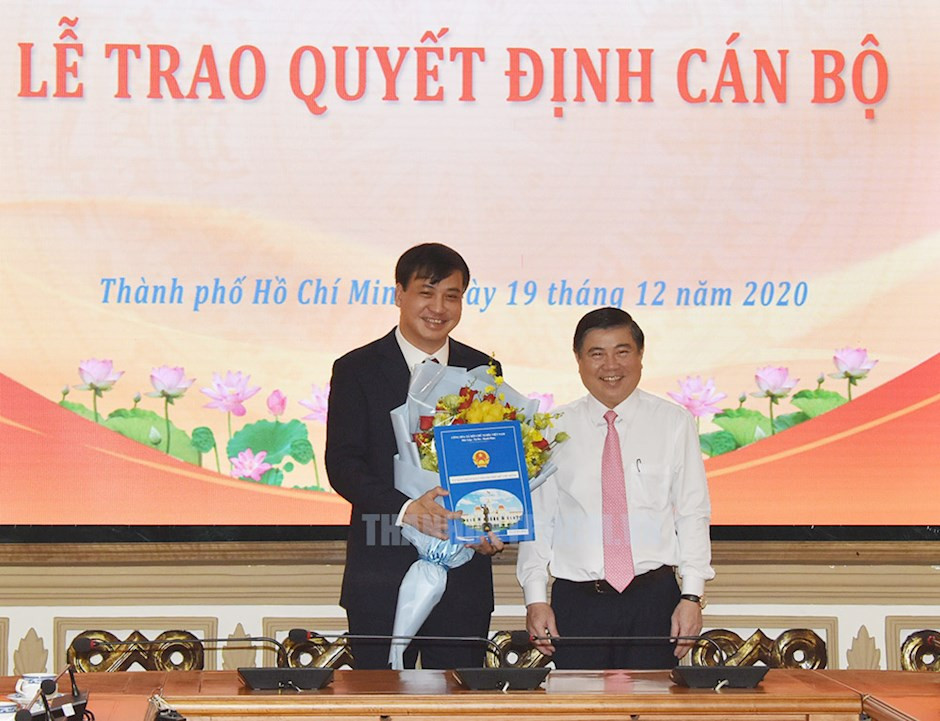 Tân Phó Chủ tịch UBND TPHCM Lê Hòa Bình (trái) nhận quyết định phê chuẩn của Thủ tướng từ Chủ tịch UBND TPHCM Nguyễn Thành Phong Triển khai quyết định của Thủ tướng về nhân sự lãnh đạo chủ chốt TPHCM ảnh 2