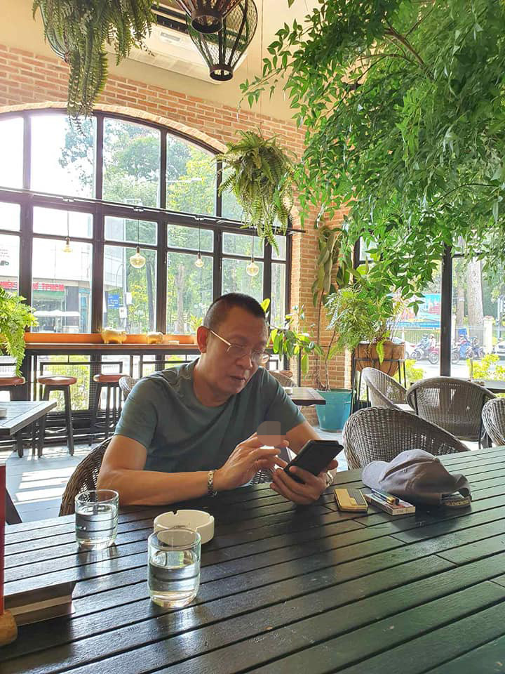Dù không thích mạng xã hội, năm 2018, ông vẫn lập cho mình một tài khoản Facebook có tích xanh dành cho người nổi tiếng. Trên đó, ông thường chia sẻ hình ảnh đời thường, quan điểm cá nhân về các vấn đề trong xã hội và thể hiện tình yêu với bóng đá. Cuộc sống về hưu ‘bận rộn’ của nhà báo Lại Văn Sâm ảnh 3