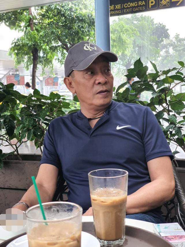 Lúc rảnh rỗi, ông hẹn bạn bè, người thân đi uống cà phê, trò chuyện. Cuộc sống về hưu ‘bận rộn’ của nhà báo Lại Văn Sâm ảnh 4
