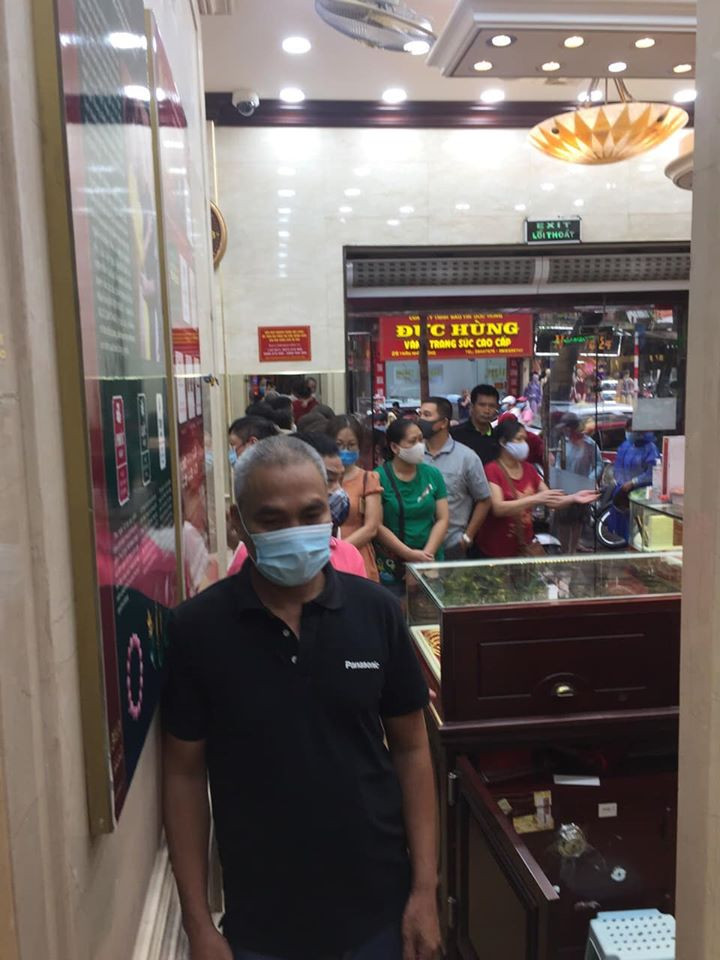 Người dân giao dịch tại cửa hàng vàng đông hơn bình thường nhưng không có sự đột biến. Thị trường vàng trong nước đang bị làm giá? ảnh 1