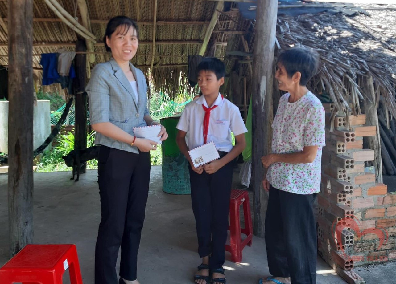 Hành động đẹp của Đạt đã lan tỏa rộng rãi trong cộng đồng. Nhiều tổ chức, Mạnh thường quân đã đến nhà tìm hiểu hoàn cảnh và tặng thưởng khuyến khích em. (Ảnh: Internet) Khen thưởng nam sinh khơi miệng cống dọn rác trong mưa ảnh 2