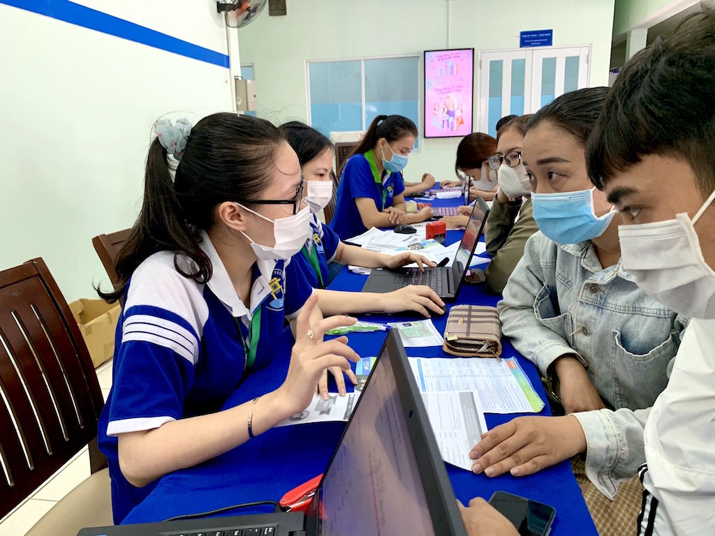Thí sinh và phụ huynh tìm hiểu thông tin xét tuyển vào trường ĐH Văn Hiến. Trường ĐH Văn Hiến công bố điểm nhận hồ sơ xét tuyển điểm thi đánh giá năng lực ảnh 1