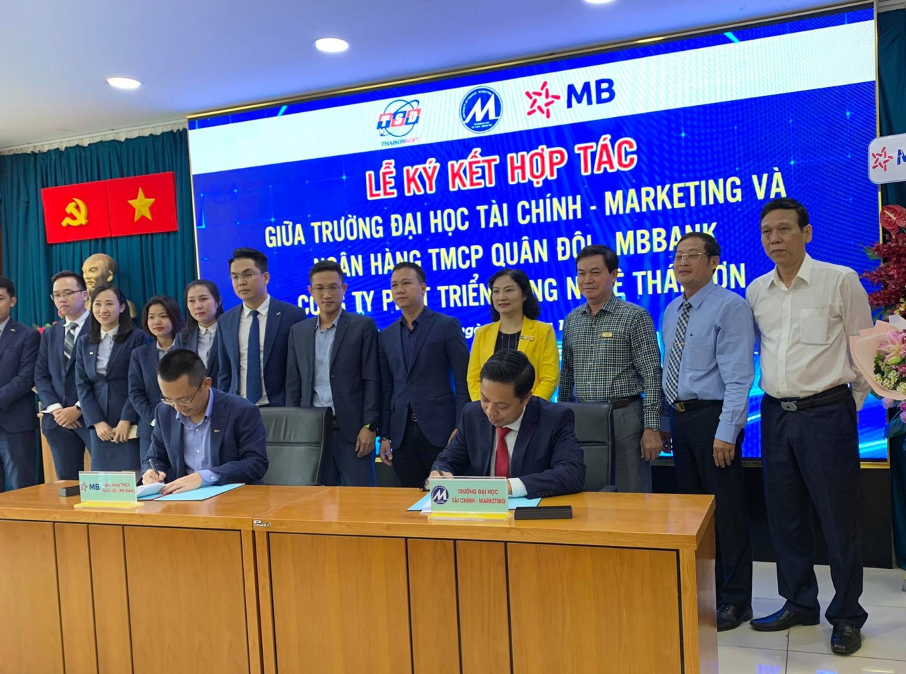 Trường ĐH Tài chính Marketing(UFM) và Ngân hàng TMCP Quân đội (MBBank), Công ty TNHH Phát triển Công nghệ Thái Sơn vừa ký kết thỏa thuận hợp tác phát triển công nghệ, đào tạo và tuyển dụng. Trường tuyển sinh tốt vì gắn đào tạo với doanh nghiệp ảnh 2