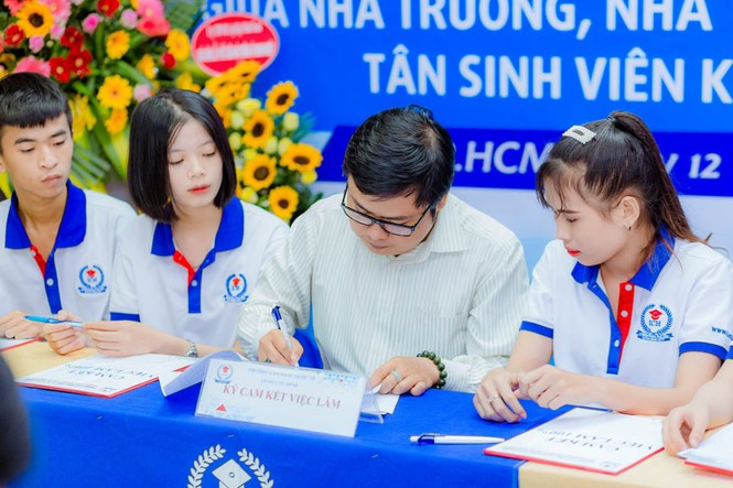 Sinh viên ký cam kết việc làm với trường CĐ Quốc tế TP. HCM. Trường tuyển sinh tốt vì gắn đào tạo với doanh nghiệp ảnh 1