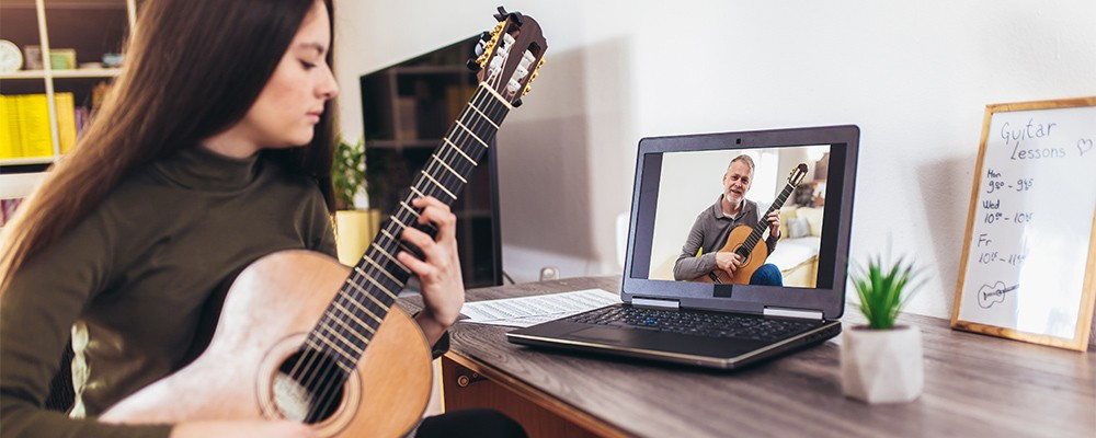 Điều duy nhất bạn cần để bắt đầu chỉ là một cây đàn guitar đủ chất lượng. Trào lưu “hát cùng người lạ” và sức mạnh của sự “mộc mạc chân thành“ ảnh 2