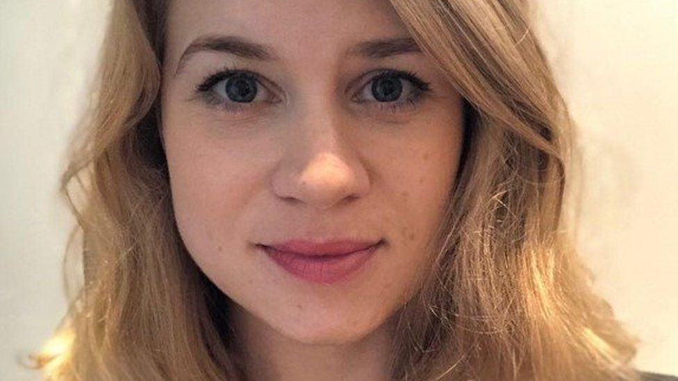 Cô Sarah Everard. Ảnh: BBC. Vương quốc Anh ‘sục sôi’ vì cái chết của cô gái bị cảnh sát bắt cóc và giết hại ảnh 2