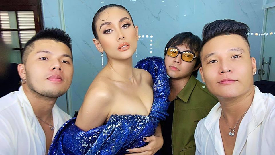 Người đẹp được ê-kíp chăm sóc kỹ lưỡng trước giờ tham dự sự kiện. Võ Hoàng Yến trễ nải sexy, Mâu Thuỷ tung ảnh nude đen-trắng táo bạo ảnh 2