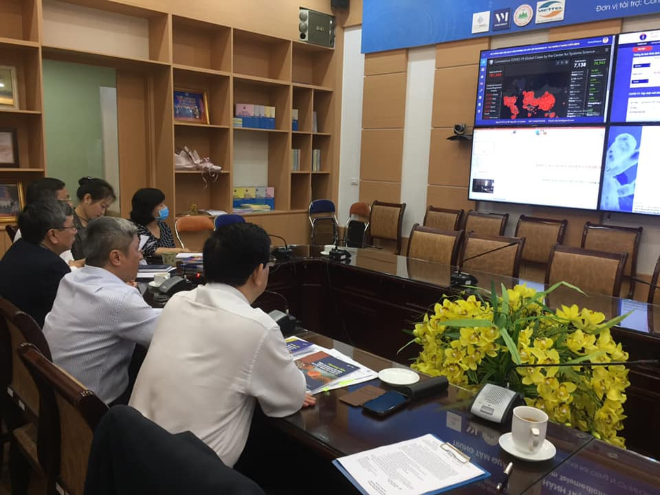 Thứ trưởng Bộ Y tế Nguyễn Trường Sơn, Cục trưởng Cục Khám chữa bệnh Lương Ngọc Khuê và GS.TS Nguyễn Gia Bình -chuyên gia hàng đầu về hồi sức tích cực cùng hội chẩn với các bác sĩ Bệnh viện Bệnh nhiệt đới Trung ương về điều trị cho hai bệnh nhân nặng, thở máy sáng ngày 17/3 Tin mới về sức khỏe hai bệnh nhân Covid -19 thở máy ảnh 1