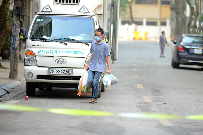 Cận cảnh khử khuẩn, xử lý rác thải trong khu cách ly ở Hà Nội ảnh 2