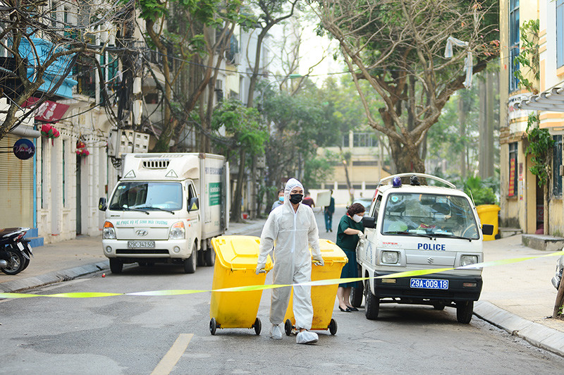 Cận cảnh khử khuẩn, xử lý rác thải trong khu cách ly ở Hà Nội ảnh 6