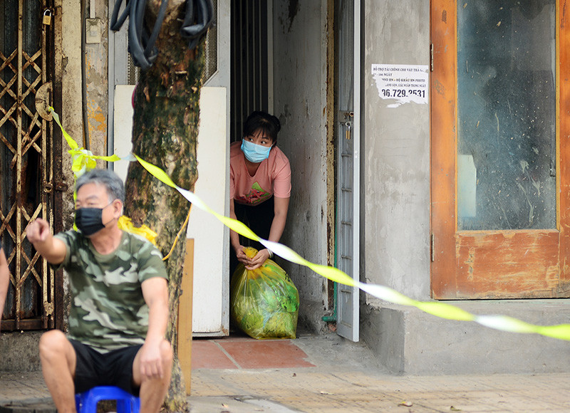 Cận cảnh khử khuẩn, xử lý rác thải trong khu cách ly ở Hà Nội ảnh 3