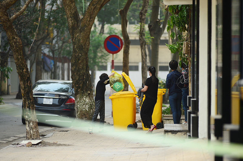 Cận cảnh khử khuẩn, xử lý rác thải trong khu cách ly ở Hà Nội ảnh 5