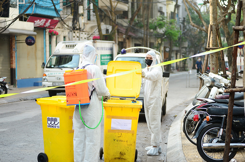 Cận cảnh khử khuẩn, xử lý rác thải trong khu cách ly ở Hà Nội ảnh 7