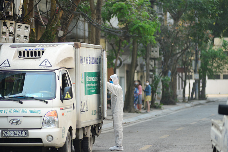 Cận cảnh khử khuẩn, xử lý rác thải trong khu cách ly ở Hà Nội ảnh 10