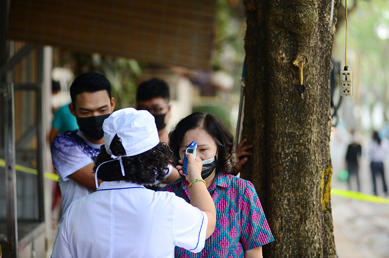 Cận cảnh khử khuẩn, xử lý rác thải trong khu cách ly ở Hà Nội ảnh 11