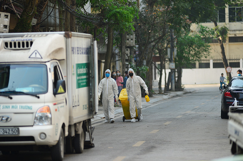 Cận cảnh khử khuẩn, xử lý rác thải trong khu cách ly ở Hà Nội ảnh 9