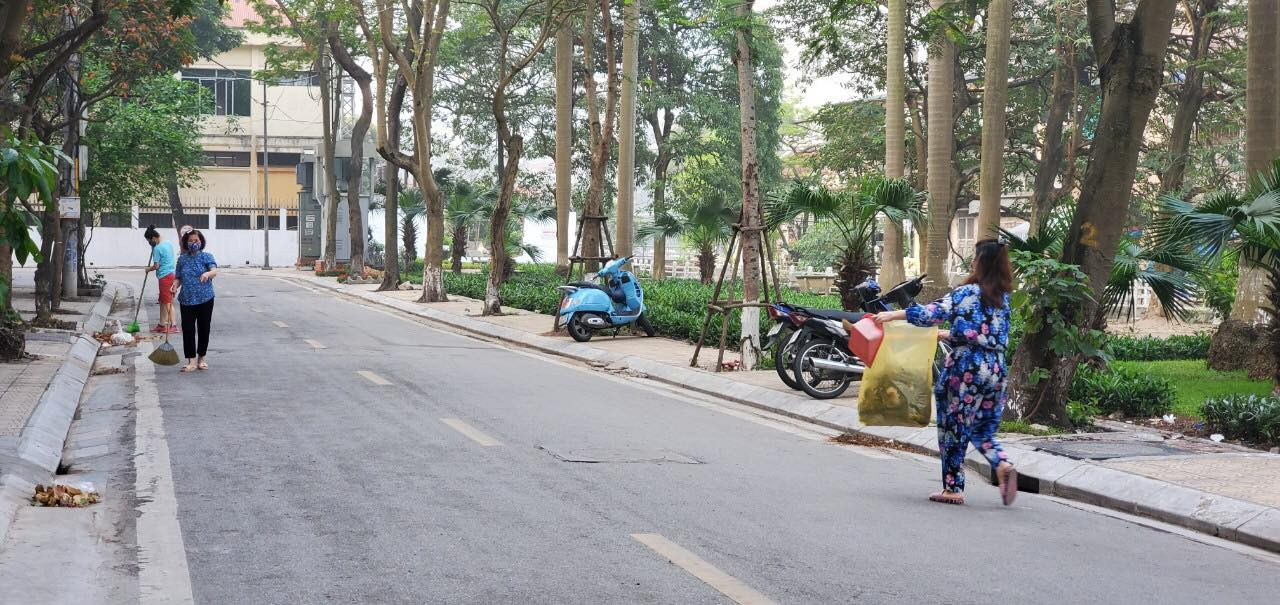 Cận cảnh khử khuẩn, xử lý rác thải trong khu cách ly ở Hà Nội ảnh 4